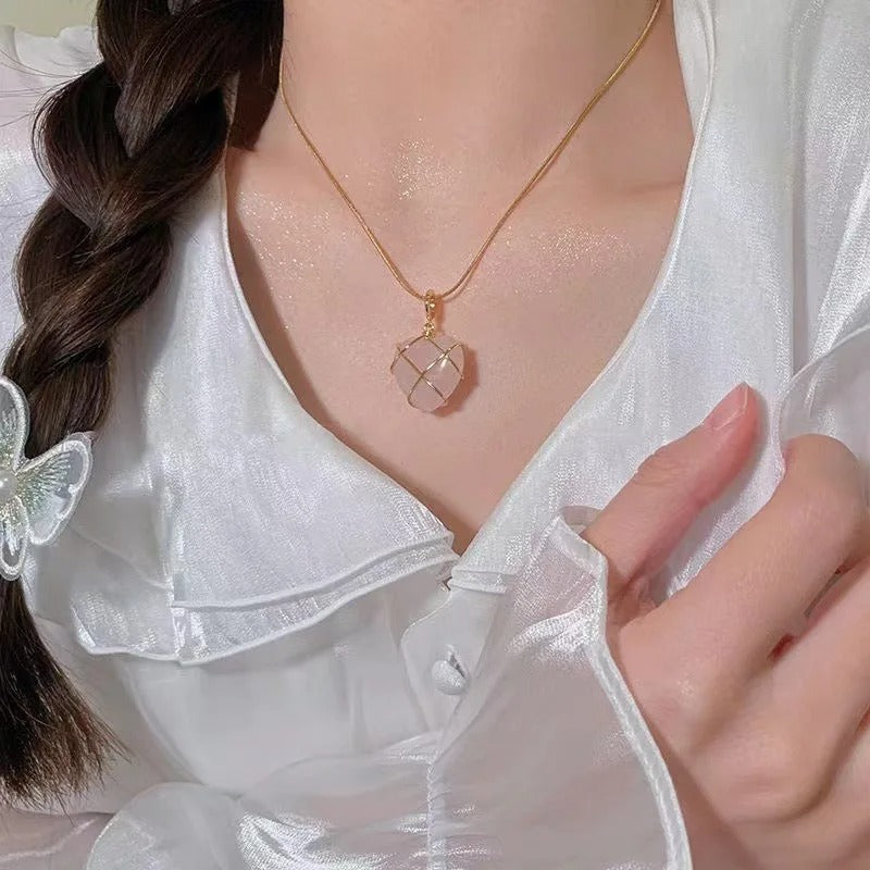 Pendentif femme quartz rose cou