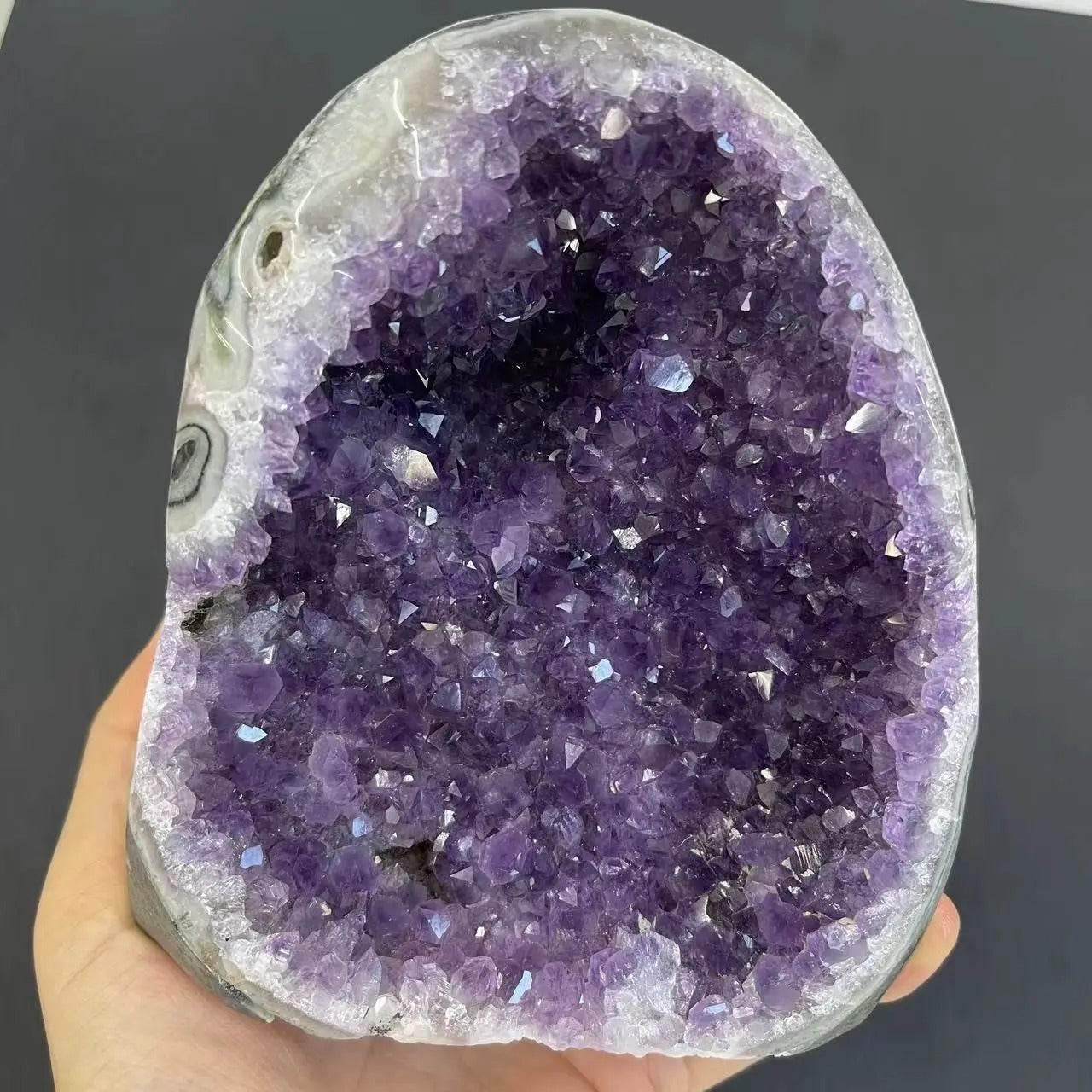 Pierre naturelle geode amethyste main
