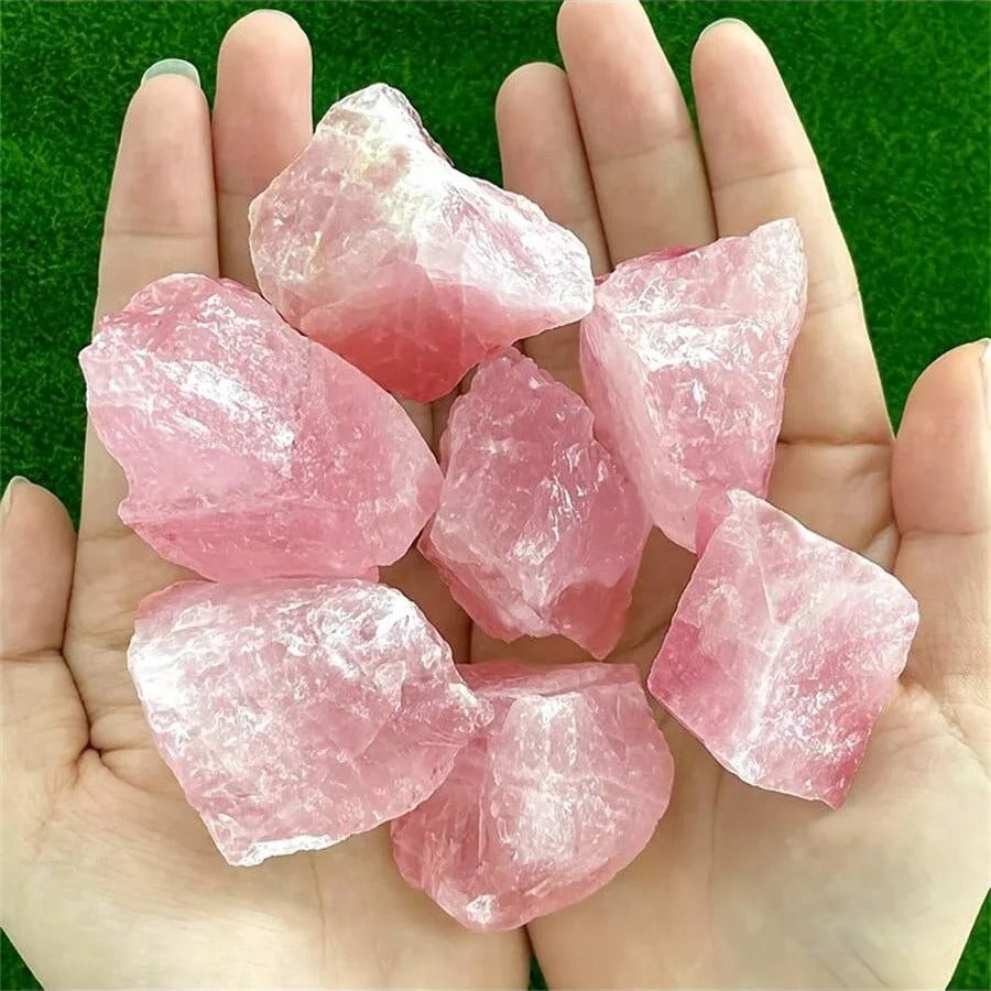 Pierre naturelle quartz rose brut mains