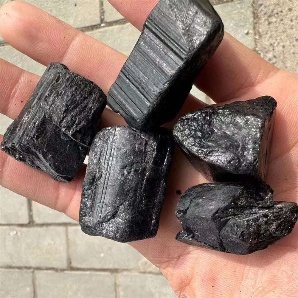 Pierre naturelle tourmaline noire brut main zoom