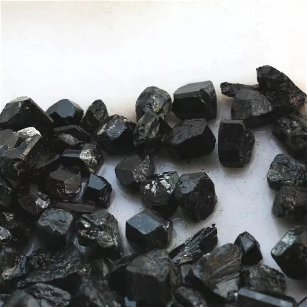 Pierre naturelle tourmaline noire brut tas