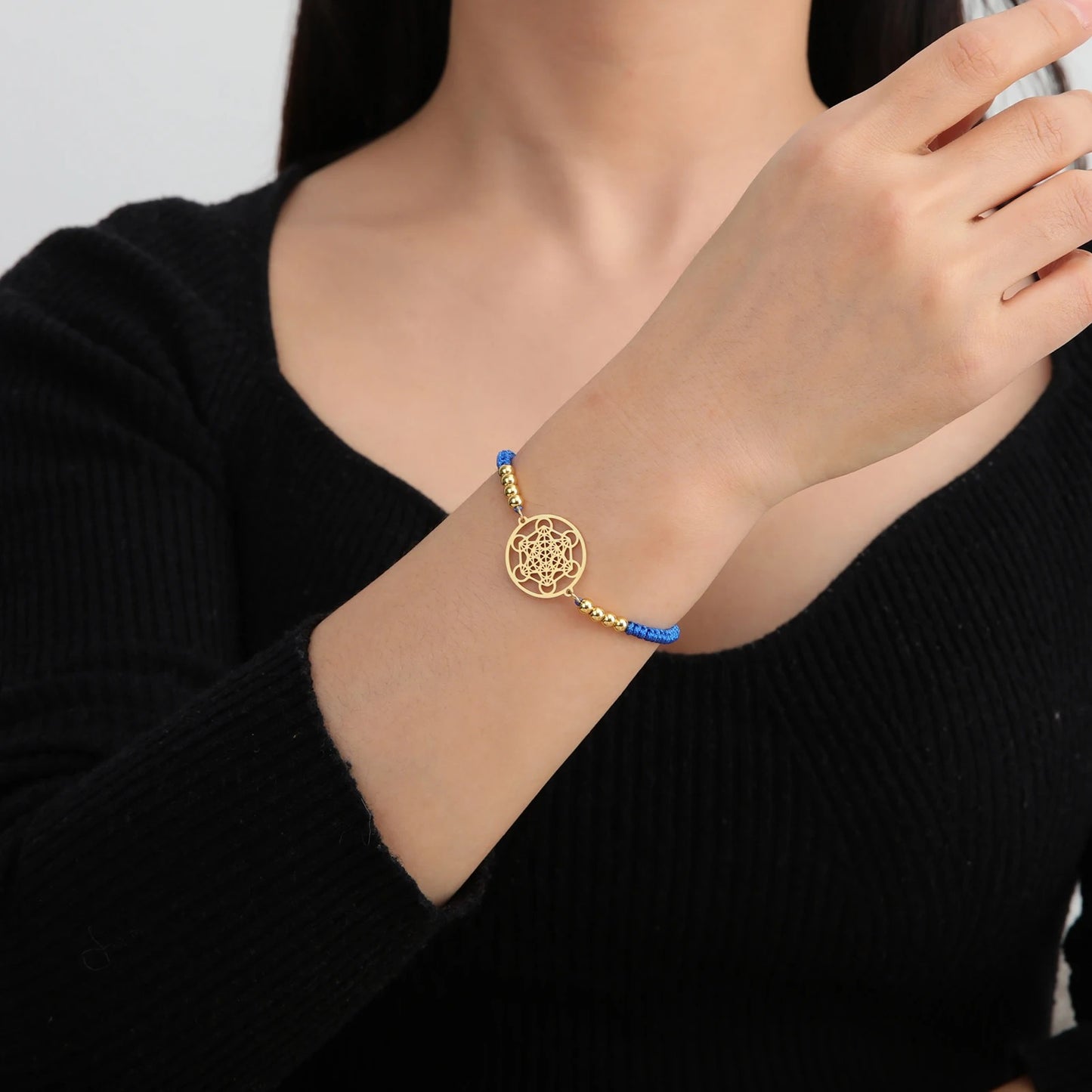 bracelet cube de metatron bleu main