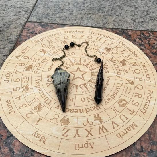 pendule corbeau et obsidienne socle