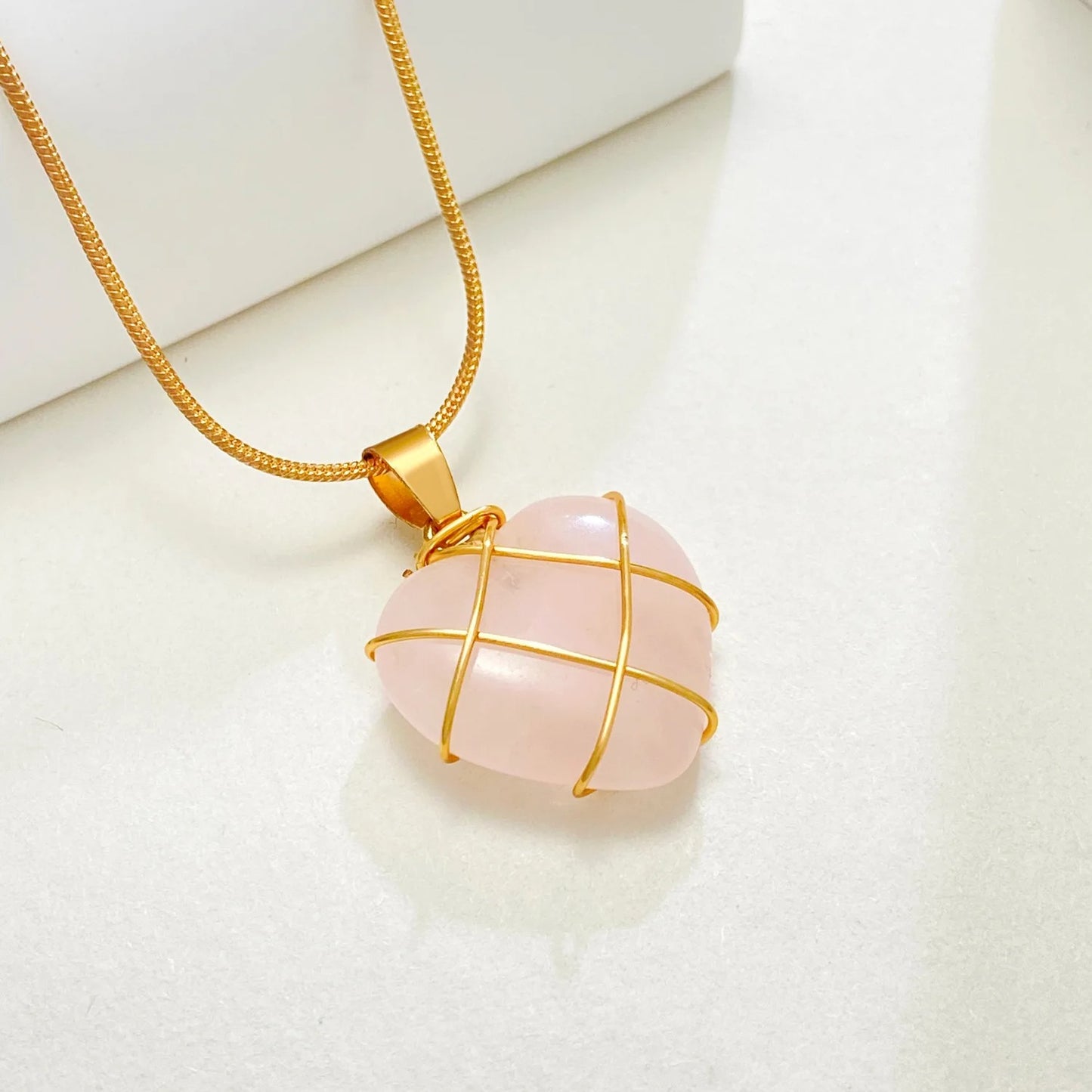 Pendentif femme quartz rose pose