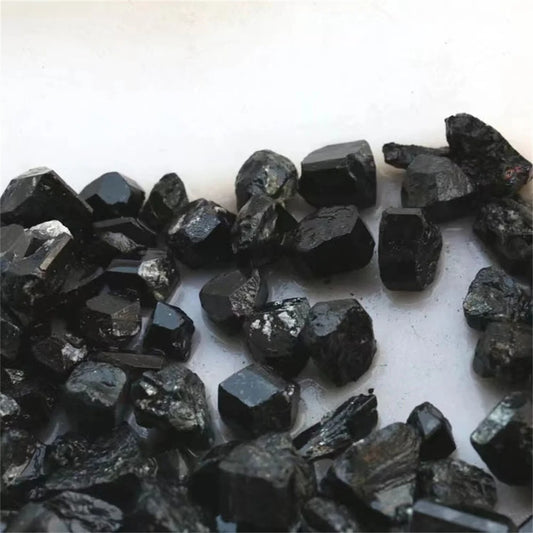 Pierre naturelle tourmaline noire brut tas