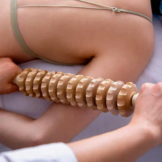 rouleau de massage bois coude