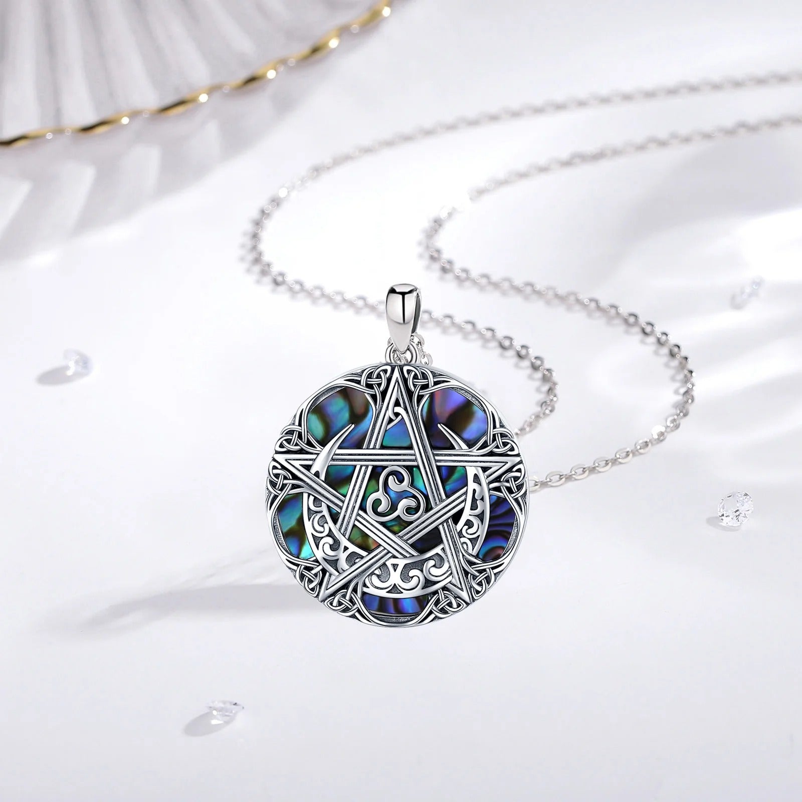 collier pentagramme debout