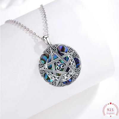 collier pentagramme presentation