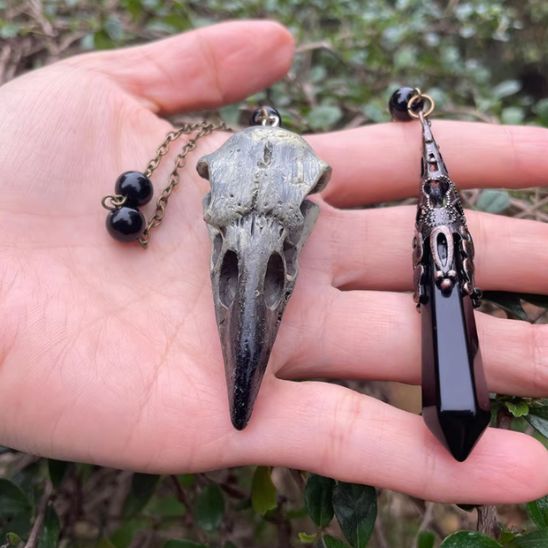 pendule corbeau et obsidienne main